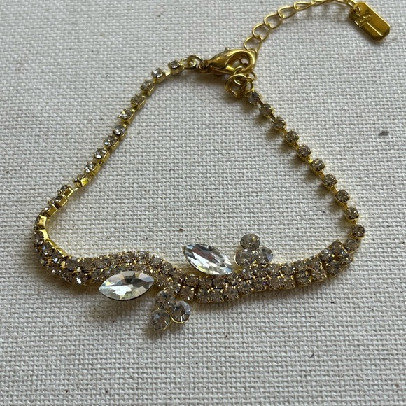 Elegant Gold Bracelet with Crystal Accents - Picture 3 of 3
